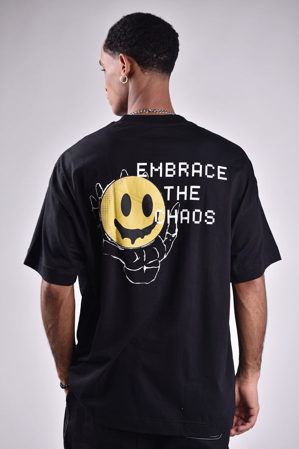 Camiseta Overcome Oversized Embrace The Chaos Preta