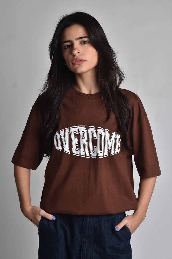Camiseta Overcome "College" Marrom-001