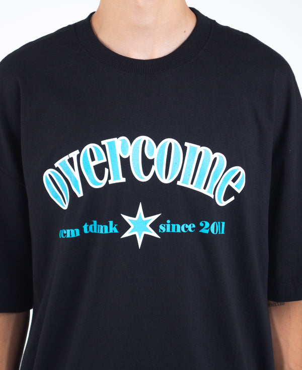Camiseta Oversized Overcome Varsity Puff Preta