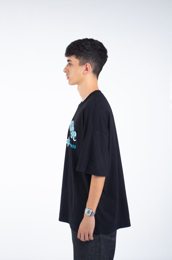 Camiseta Oversized Overcome Varsity Puff Preta