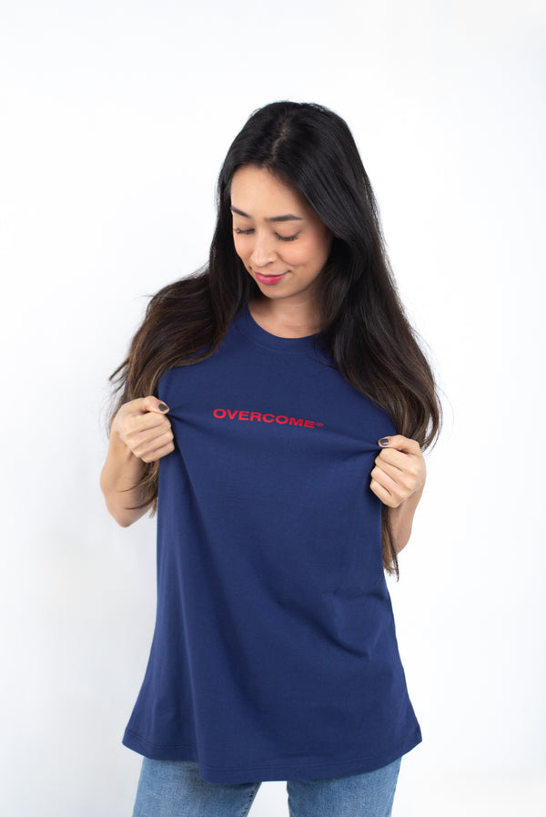 Camiseta Overcome x Gabi Weekend "Back Script" Azul Marinho