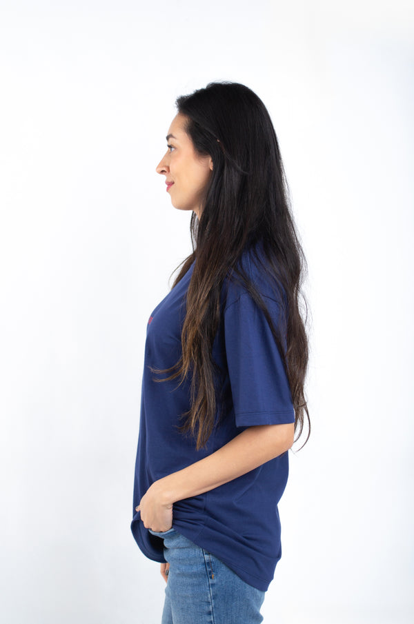 Camiseta Overcome x Gabi Weekend "Back Script" Azul Marinho