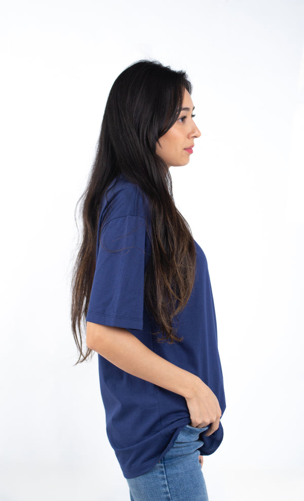 Camiseta Overcome x Gabi Weekend "Back Script" Azul Marinho