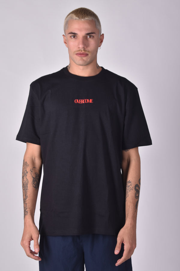 Camiseta Overcome Subscript Preta/Vermelha