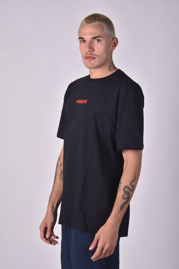 Camiseta Overcome Subscript Preta/Vermelha