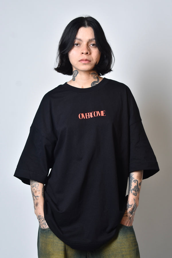 Camiseta Overcome Oversized Subscript Preta/Vermelha