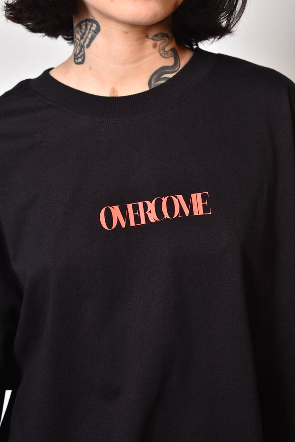 Camiseta Overcome Oversized Subscript Preta/Vermelha
