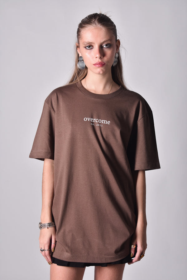Camiseta Overcome "Est 2011" Marrom