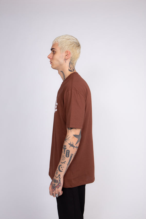 Camiseta Overcome "College" Marrom