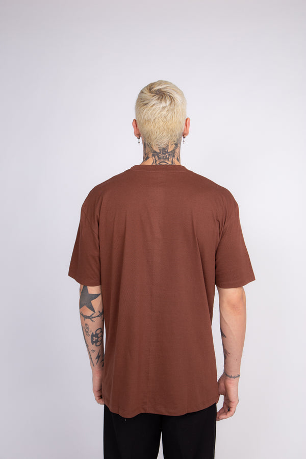Camiseta Overcome "College" Marrom