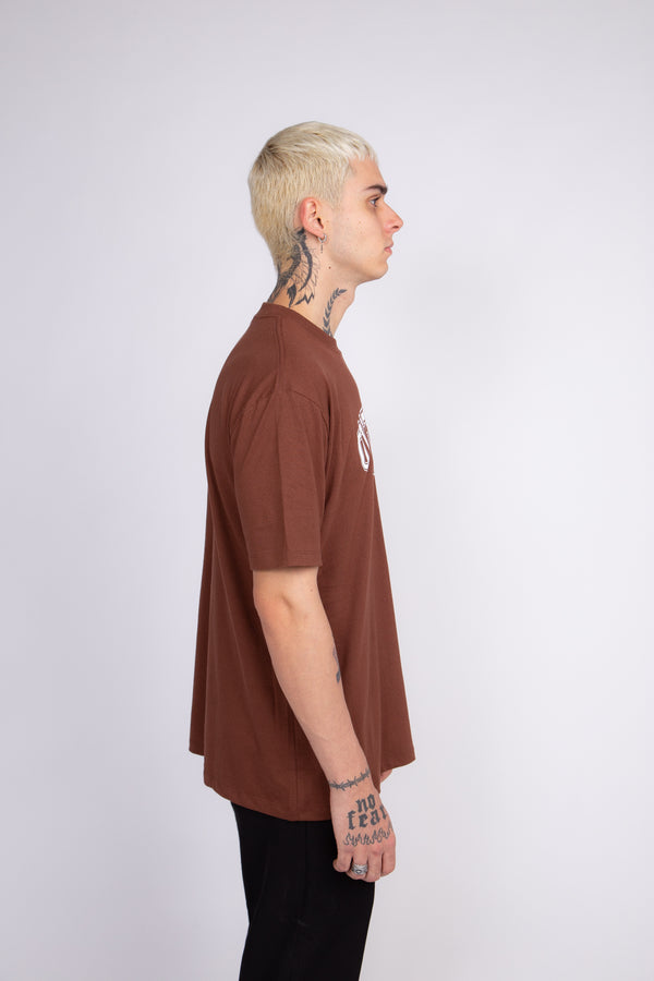 Camiseta Overcome "College" Marrom